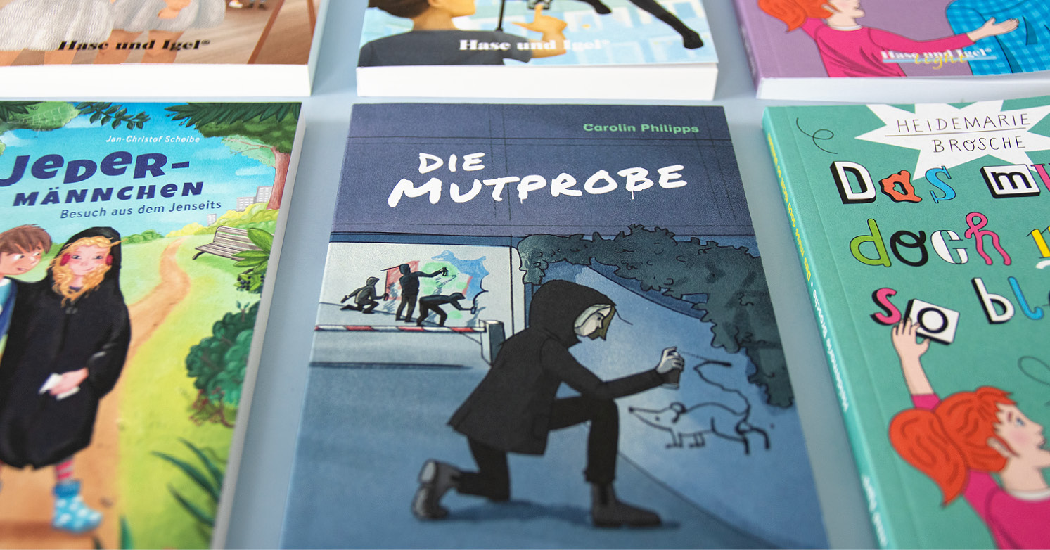 Mehrere Buchcover, unter anderem „Die Mutprobe“ von Carolin Philipps