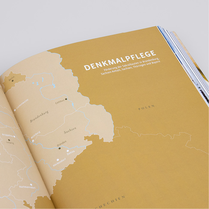 Geöffnete Doppelseite mit einer Übersichtskarte zu geförderten Denkmalpflegeprojekten in Brandenburg und Sachsen