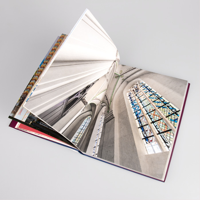 Doppelseite mit einem Foto des Innenraums der St.-Petri-Kirche in Lübeck