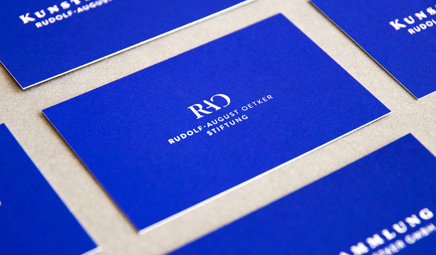Rückseite einer Visitenkarte der Rudolf-August Oetker Stiftung im neuen Corporate Design