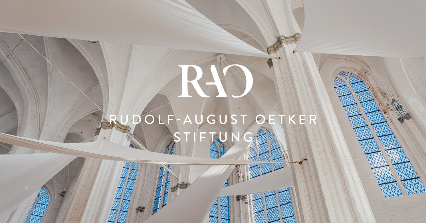 Der weiße Innenraum der St.-Petri-Kirche in Lübeck, Blick ins gotische Gewölbe