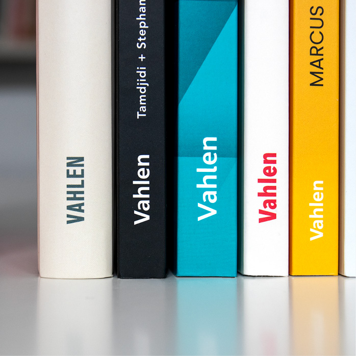 Fünf Buchrücken von Büchern des Vahlen Verlags