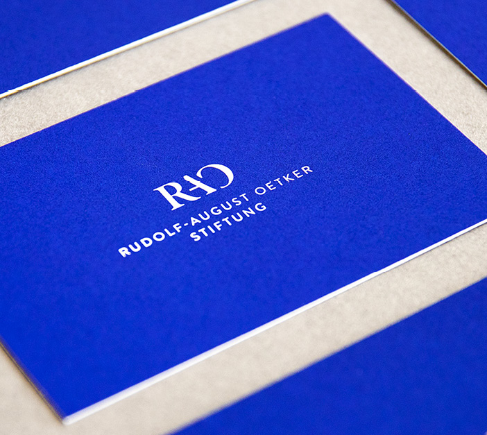 Visitenkarte mit neuem Corporate Design für die Rudolf-August Oetker-Stiftung