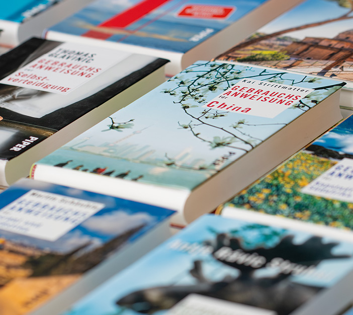 Verschiedene Bücher liegen nebeneinander