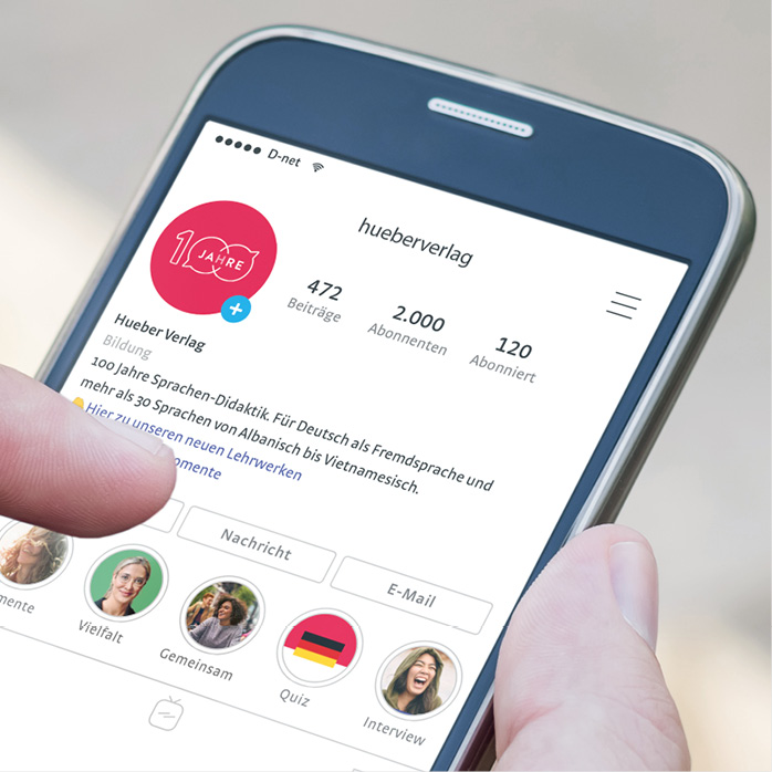 Handy, auf dem die Instagram-Seite des Hueber Verlags zu sehen ist