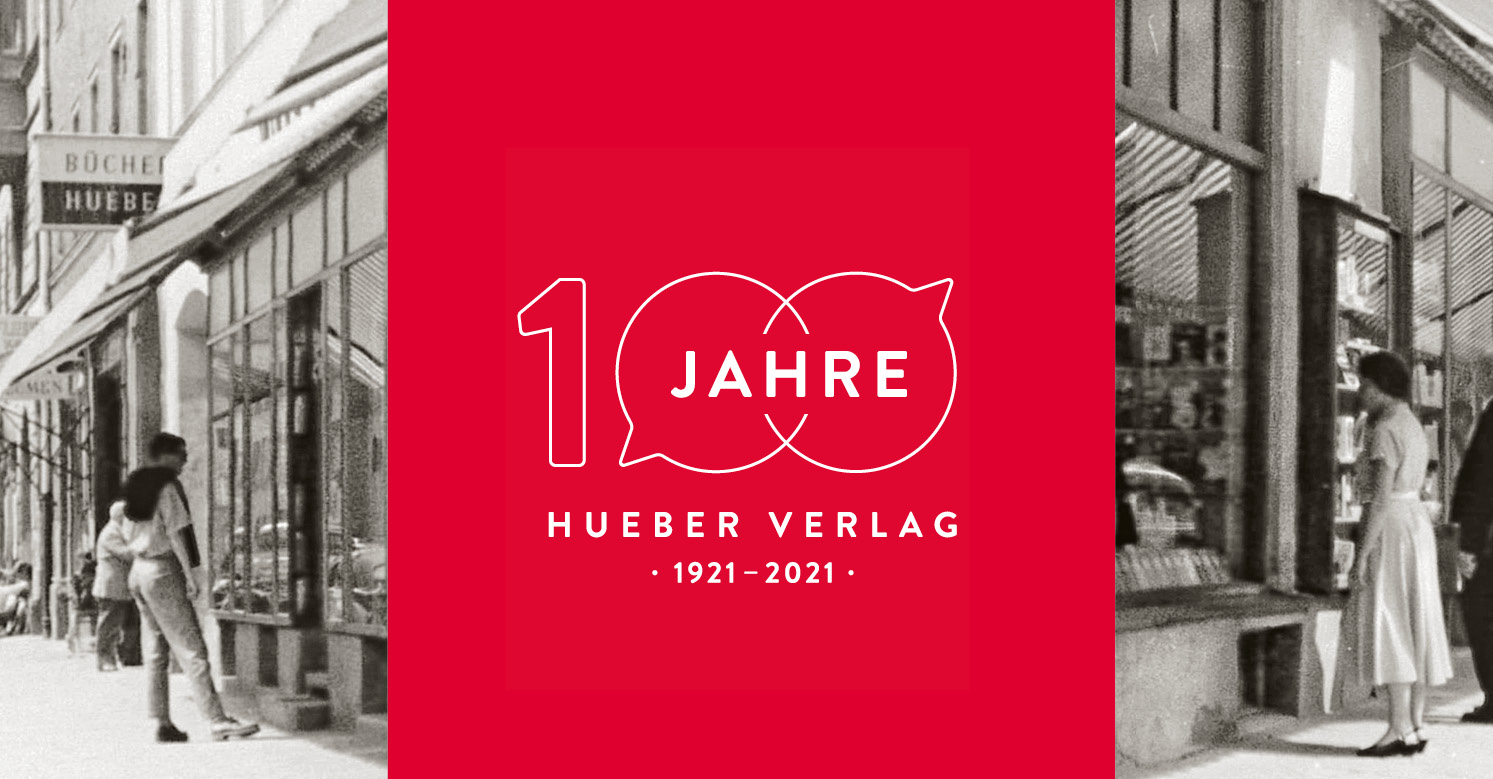 Historisches Foto der Buchhandlung Hueber in der Amalienstraße in München mit neu gestaltetem Signet zum hundertjährigen Bestehen des Hueber Verlags