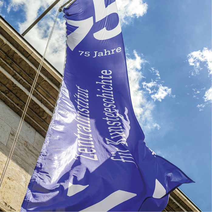 Fahne, die zum 75-jährigen Jubiläum des ZI vor dem Institutsgebäude aufgehängt war