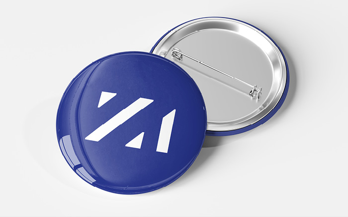 Ansteck-Button mit dem neu entwickelten Logo des ZI in seinem charakteristischen Blau