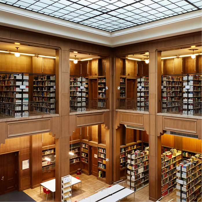 Blick in die Bibliothek des ZI